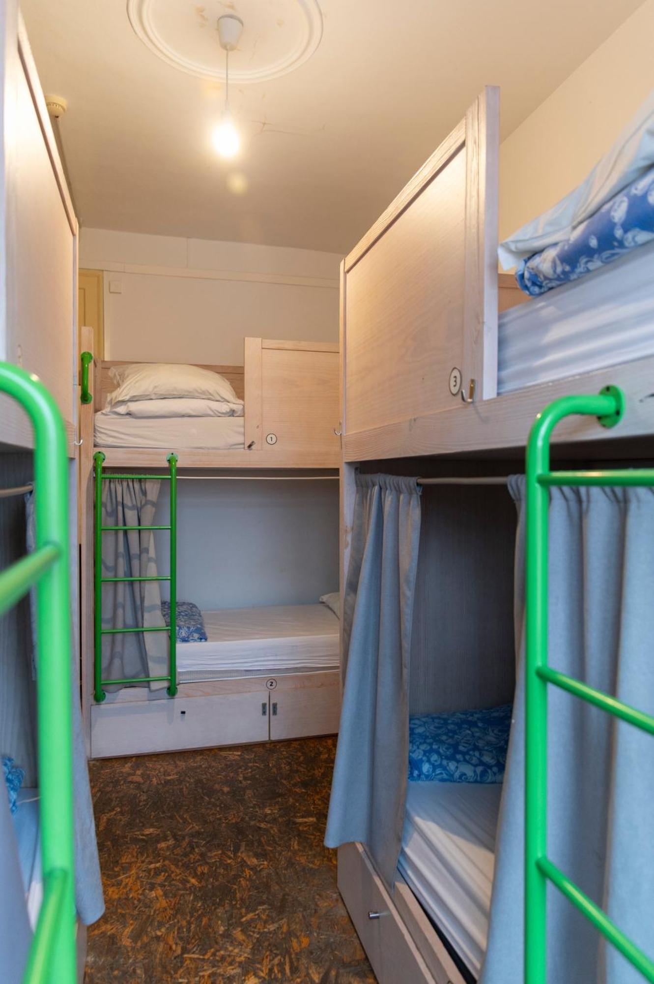 Posto Letto in Dormitorio Misto con 6 Letti e Bagno